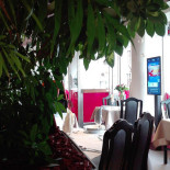 Le Phénicien Philippeville Dentro