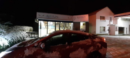 Julius Pizzeria outside
