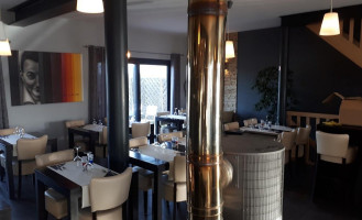 Chez Coluche inside