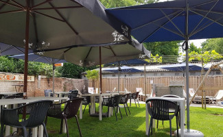 Bistro B outside