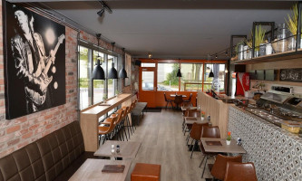 Ujes Eethuis À l'intérieur