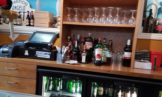 Pyramide Buitenpost Dentro