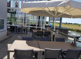 Rivers Marnemoende outside