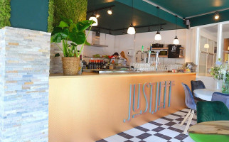 Just Jeff À l'intérieur