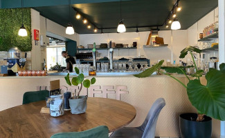 Just Jeff À l'intérieur