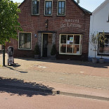 De Leeuw's Warme Bakkerij outside
