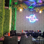 Mr. Chopan À l'intérieur