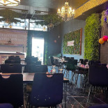 Mr. Chopan À l'intérieur