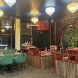 Mr. Chopan À l'intérieur