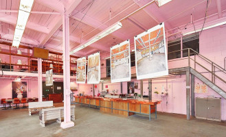 Work Warehouse Dentro