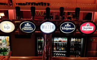 Work Warehouse Dentro