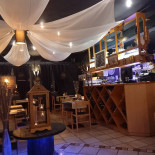 Petros Le Pelican Dentro