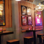 Takumi Chicken Veggie Ramen Kitchen Sainte-catherine À l'intérieur