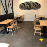 Quel Pain À l'intérieur