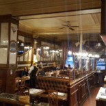 Le Chapeau Blanc Dentro