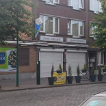 Comme Chez Toi outside