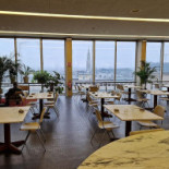 Albert À l'intérieur