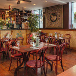 Au P'tit Bon Orme Dentro