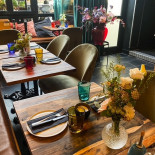 Uw Zuster À l'intérieur