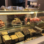 Brussels Cherry Delicatessen Dentro