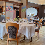 Les Comtes De Champagne À l'intérieur