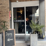 Huby's Place Exterior