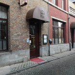 L' Entreguillemets Exterior