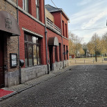 L' Entreguillemets Exterior