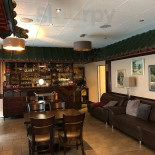 Chapter Four À l'intérieur