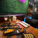 Chapter Four À l'intérieur