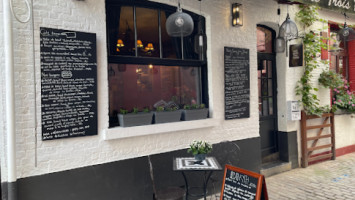 Haut Comme Trois Pommes À l'intérieur