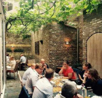 Au Coin Des Bons Enfants Dentro