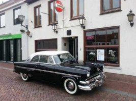 Bally's Diner Hulst Exterior