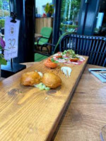 Grand Cafe De Kroon inside