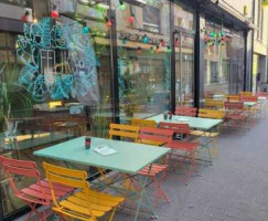 Feliks À l'intérieur