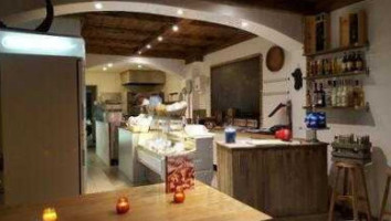 Il Monello Pizzeria inside