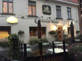 De Halve Maan outside