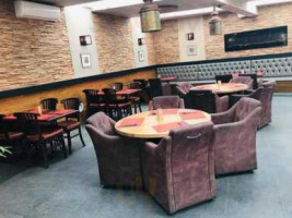 San Abram À l'intérieur