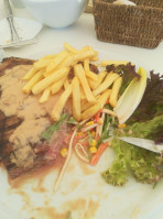 Den Amandus Nourriture