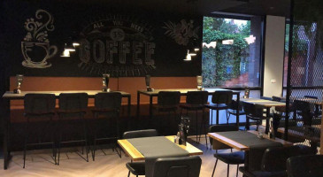 The Captains Coffee Dentro