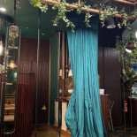 Icon Cocktailbar Restaurant Dentro