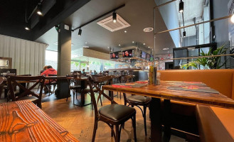 The Huggy's À l'intérieur