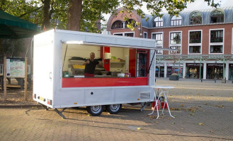 Snackwagen Friet Van Ome Jan outside