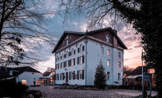 Fletcher Château De Raay outside