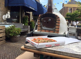 Pizza-fabriek outside