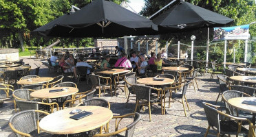 Eetcafe De Wal Hulst outside