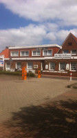 Una Volta outside