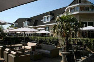 Dignita Hoftuin outside