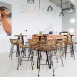 Skom À l'intérieur