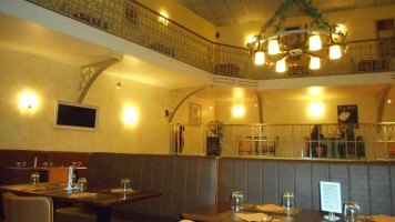 L’invite À l'intérieur